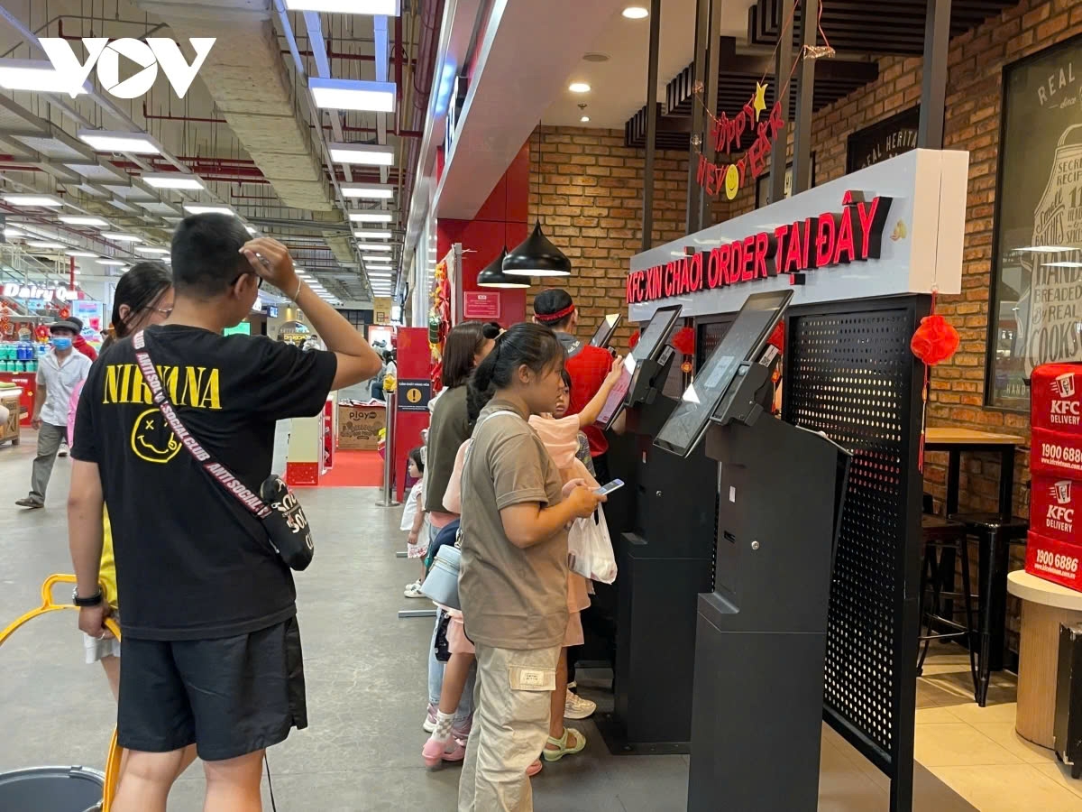 Many people say restaurants and entertainment services in shopping malls do not apply surcharges or increase prices during the Tet holiday, so they choose these places for family dining and entertainment.