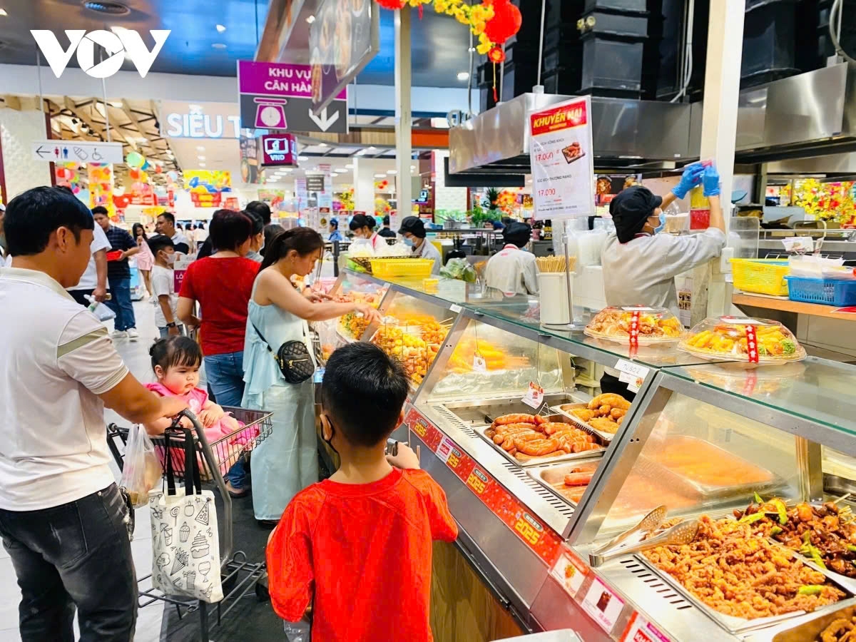 Notably, food prices at Aeon Binh Tan remain the same as on regular days.