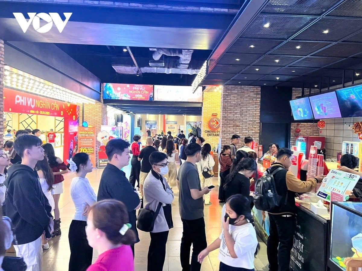 At the cinema inside Aeon Binh Tan, many young people queue in line to buy tickets and enjoy Tet holiday movies.