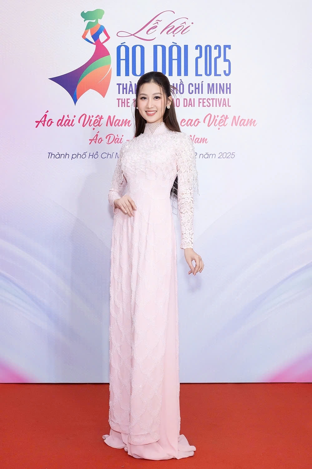 There are also other beauty queens selected to honour the traditional outfit. In the photo is Miss Grand Vietnam 2024 Vo Le Qui Anh