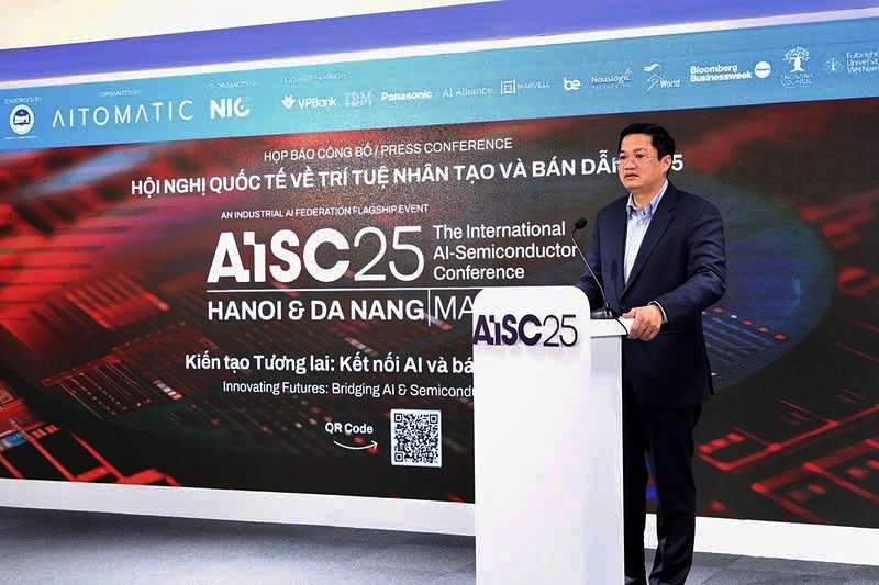 Deputy Minister of Planning and Investment Nguyen Duc Tam speaks at the press briefing on the International Ai-Semiconductors Conference 2025. (Photo: baodautu.vn)