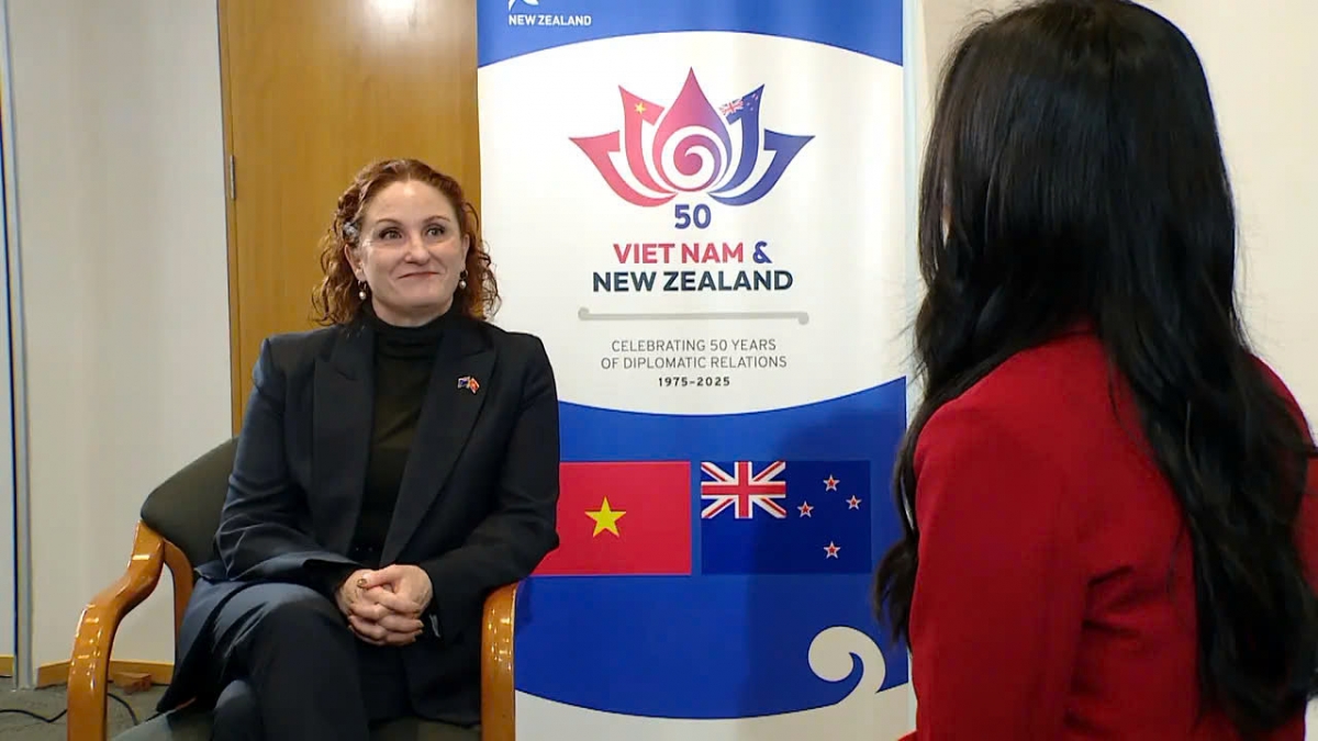 New Zealand Ambassador to Vietnam Caroline Beresford talks about Vietnam - New Zealand cooperation ahead of Prime Minister Christopher Luxon's official visit to Vietnam. (Photo: hanoionline.vn)