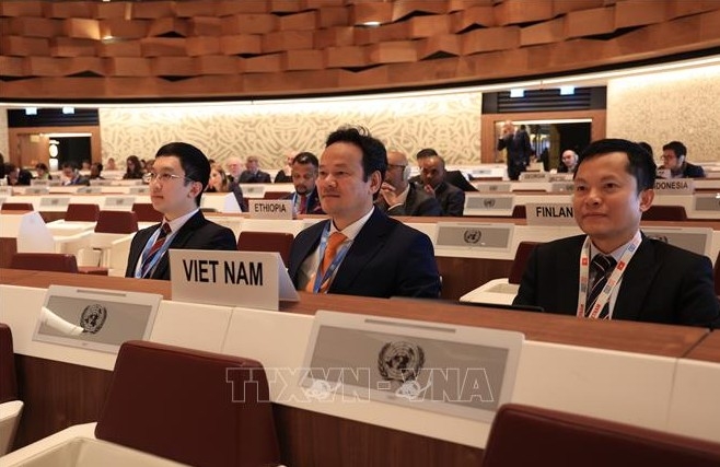 Ambassador Mai Phan Dung (middle)