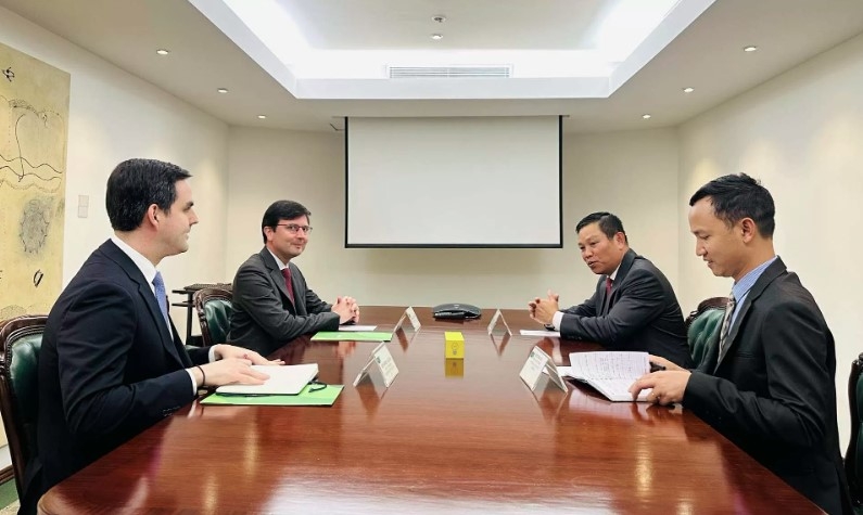 Vietnamese Ambassador to Venezuela Vu Trung My meets with Executive Vice President of Development Bank of Latin America and the Caribbean (Photo: baoquocte.vn)