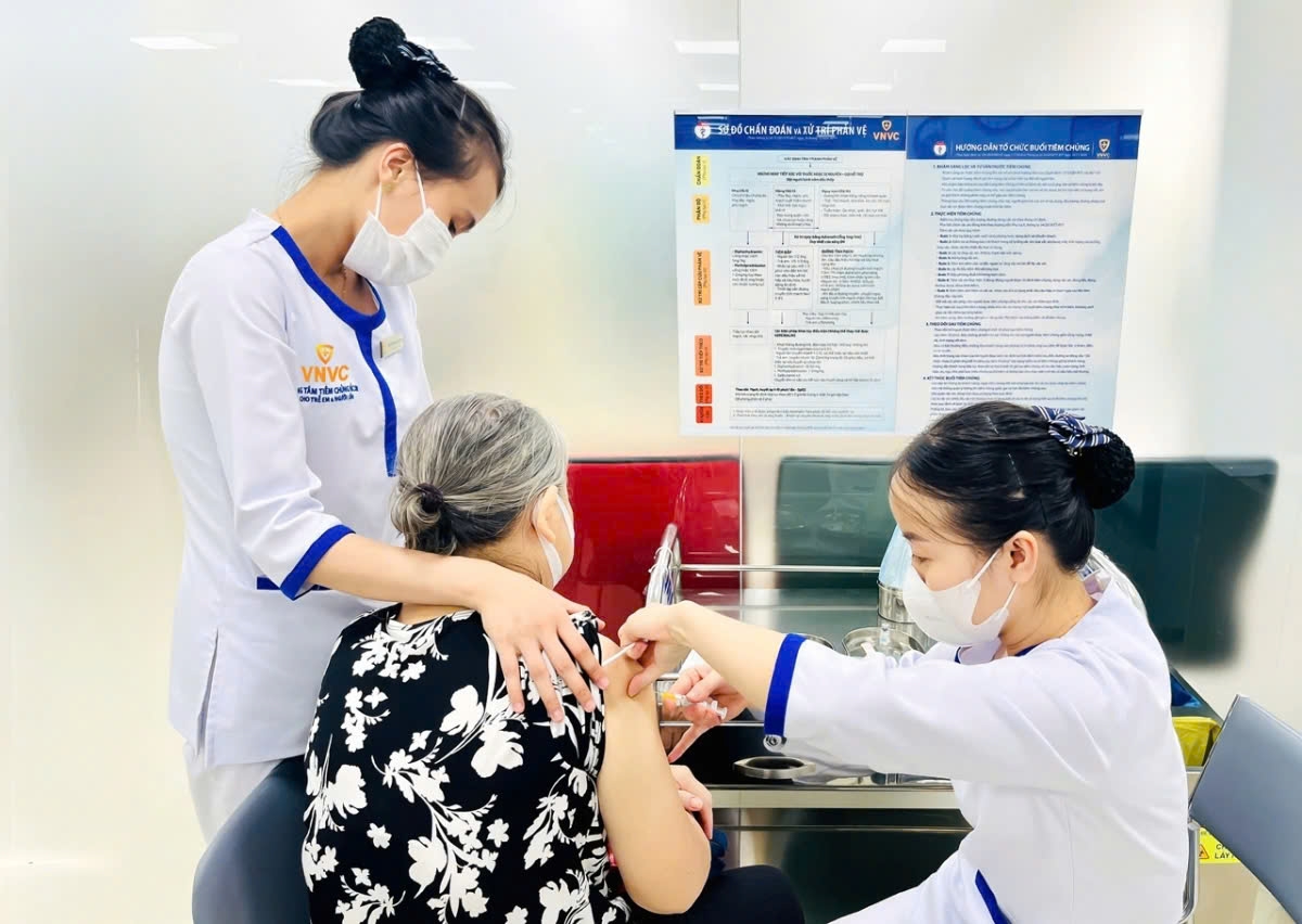 An elderly gets vaccinated against flu at a VNVC vaccination point