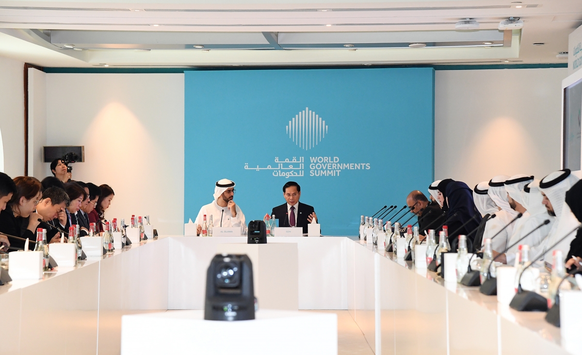 Deputy Prime Minister Bui Thanh Son and Minister of State for Artificial Intelligence, Digital Economy, and Remote Work Applications Omar Sultan Al Olama co-chair the event (Photo: VGP)