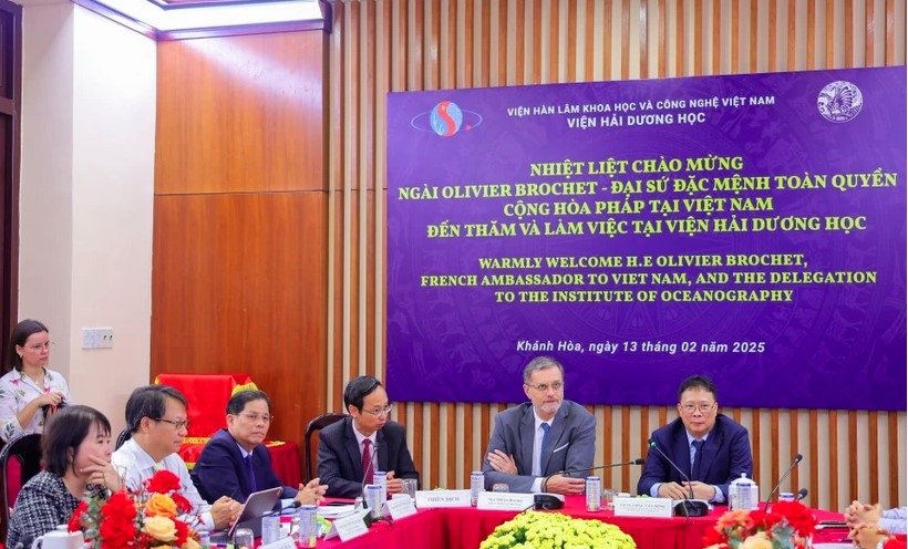 At the working session ( Image source: Khanh Hoa Newspaper)