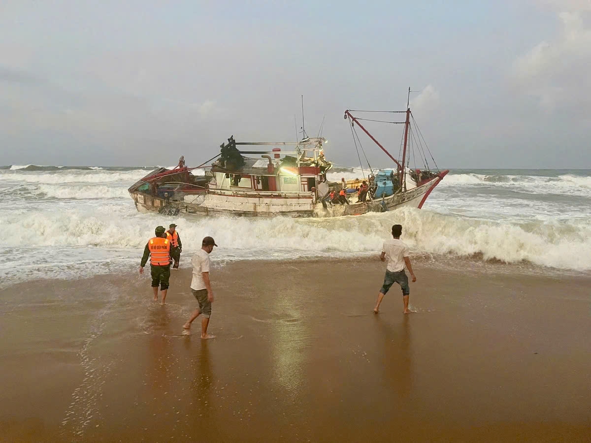 Border guards rescue crew members aboard the Taiwanese fishing vessel. (Photo: Phu Yen Border Guard)