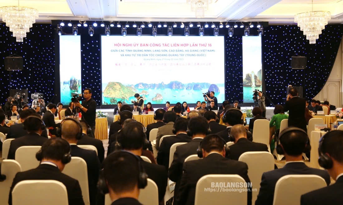 Delegates attend the 16th Joint Working Committee Conference of Vietnamese provinces of Quang Ninh, Lang Son, Cao Bang, and Ha Giang, and the Guangxi Zhuang Autonomous Region of China, in Ha Long city on February 21. (Photo: baolangson.vn)