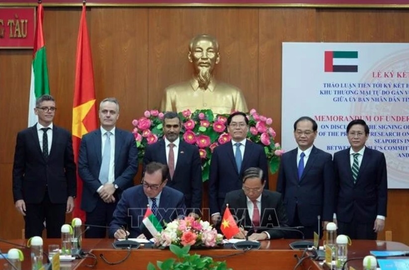 Chairman of Ba Ria - Vung Tau Provincial People's Committee Nguyen Van Tho and Glen Hilton, CEO of DP World Asia-Pacific, sign a Memorandum of Understanding.