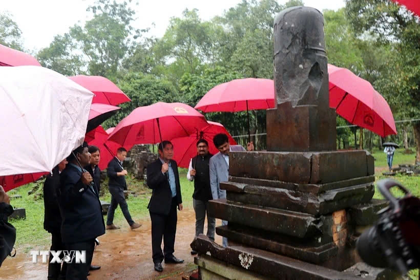 Indian experts explore the degraded statue Mukhalinga of Tower E in the relic. (Photo: VNA)