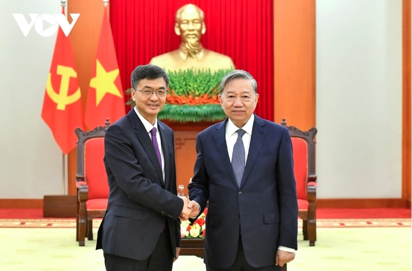 Party leader To Lam (R) welcomes Chen Gang, Secretary of the Party Committee, and Chairman of the Standing Committee of the People’s Congress of Guangxi Zhuang Autonomous Region