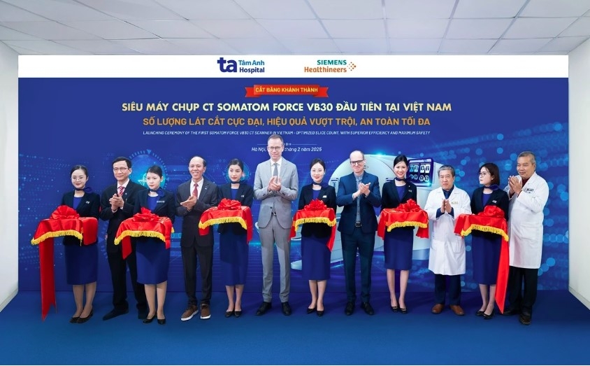 Leading medical experts cut the ribbon at the launch ceremony of the Somatom Force VB30 CT scanner
