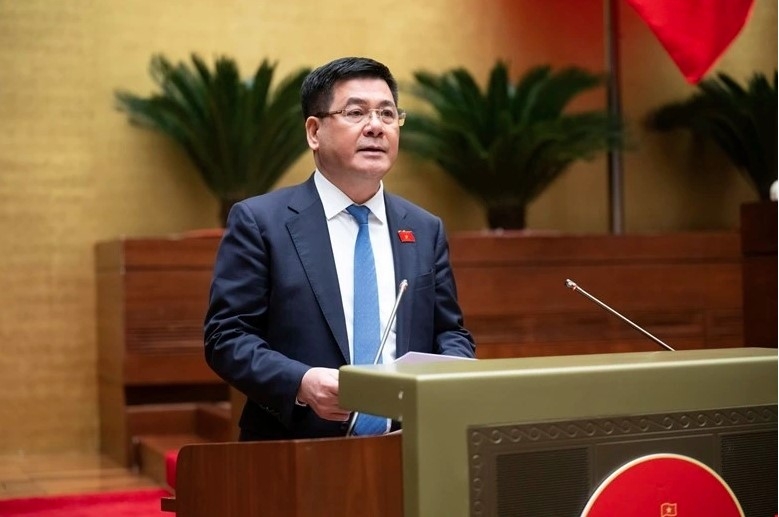Minister of Industry and Trade Nguyen Hong Dien presents the proposal on special mechanisms and policies for the Ninh Thuan nuclear power project. (Photo: National Assembly Media)
