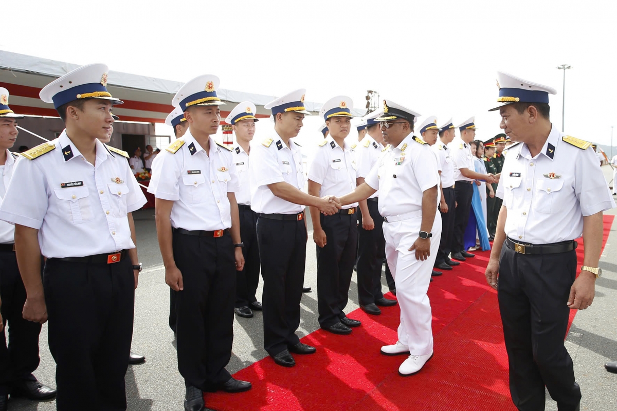 Officers of Naval Region 3 welcome the commanders, officers and crewmembers of the two Indian vessels. (Photo: HQ Online)