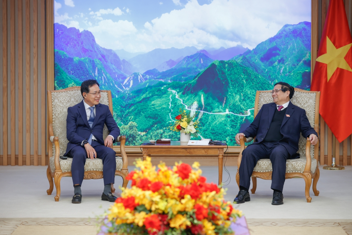 Prime Minister Pham Minh Chinh (R) meets with General Director of Samsung Vietnam Choi Joo Ho (Photo:VGP)