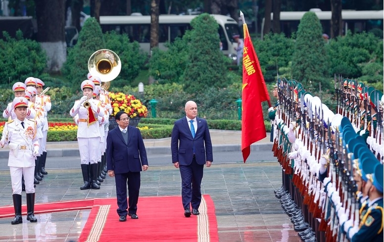 Both PMs review the honor guard of the Vietnam People's Army