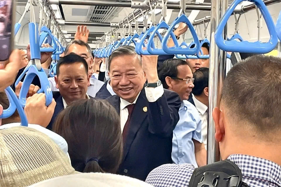 Party General Secretary To Lam takes a surprise Metro ride in Ho Chi Minh City on February 22. (Photo: HURC1)