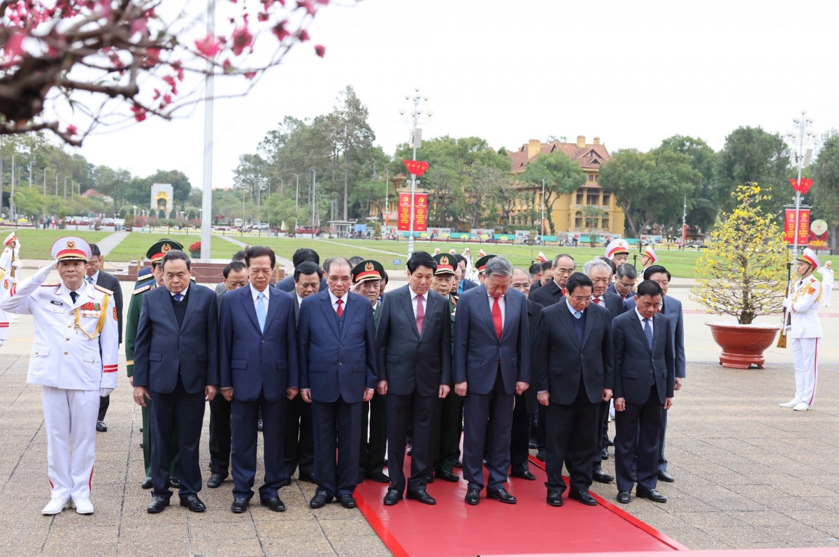 Vietnamese Party and State leaders commemorate President Ho Chi Minh who founded and led the Communist Party of Vietnam (CPV), on the 95th anniversary of the CPV in Hanoi on February 3. (Photo: VGP)