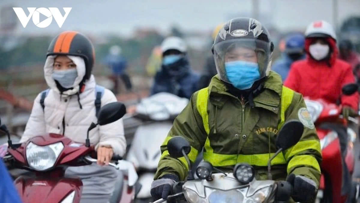 People are advised to put on warm clothes to protect their health if they want to venture out