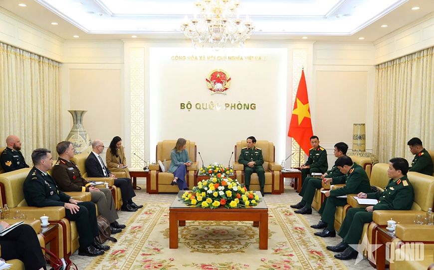 General Phan Van Giang, Minister of National Defence of Vietnam, receives Stefanie Beck, Deputy Minister of National Defence of Canada, in Hanoi on February 20. (Photo: PANO)