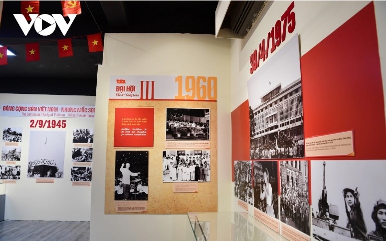  The second section of the exhibition, "Communist Party of Vietnam - Historical Milestones," highlights the Party's guidelines, policies, and strategies through 13 National Congresses, linked to the nation’s historical milestones and achievements under the Party's leadership from 1930 to present.