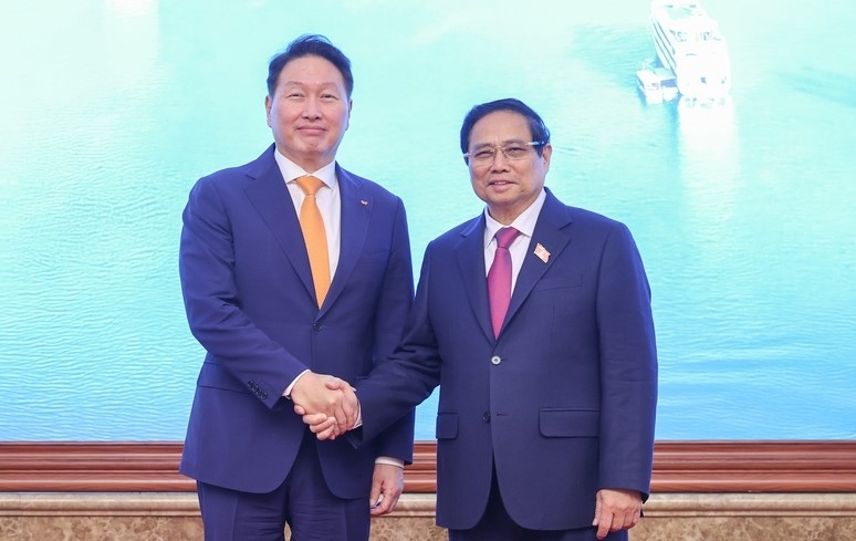 Prime Minister Pham Minh Chinh (R) and SK Group Chairman Chey Tae-won  (Photo: VGP)