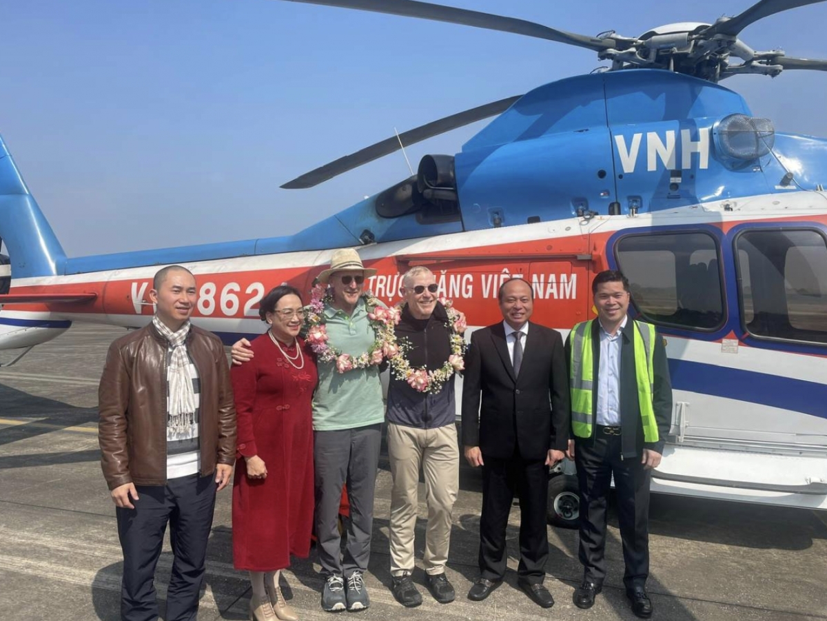 Local authorities welcome two US millionaires at Van Don International Airport (Photo: congluan.vn)