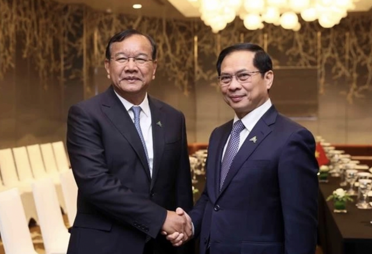 Vietnamese Deputy Prime Minister and Minister of Foreign Affairs Bui Thanh Son (R) and Cambodian Deputy Prime Minister and Minister of Foreign Affairs and International Cooperation Prak Sokhonn in Hanoi on February 25. (Photo: VNA)
