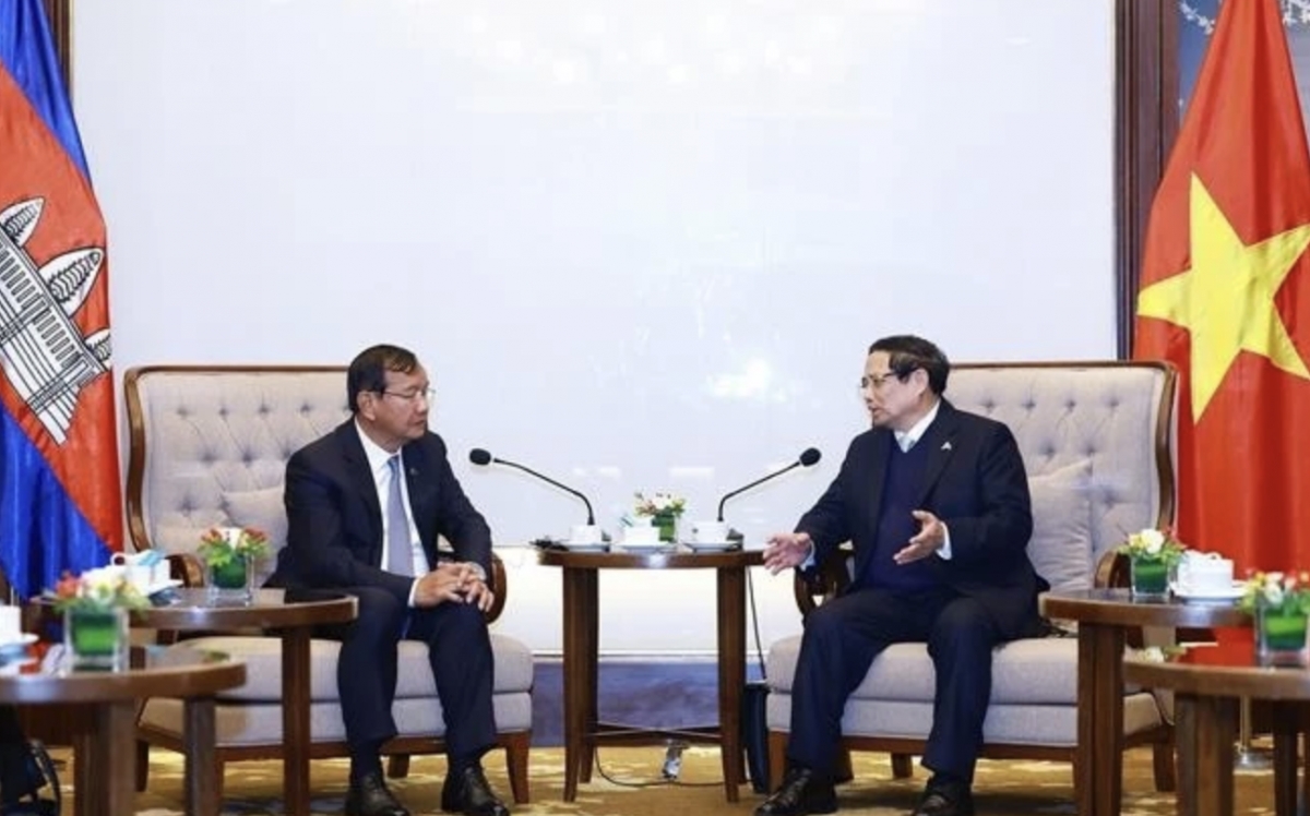 Prime Minister Pham Minh Chinh (R) receives Cambodian Deputy Prime Minister and Minister of Foreign Affairs and International Cooperation Prak Sokhonn in Hanoi on February 25, 2025 (Photo: VNA)