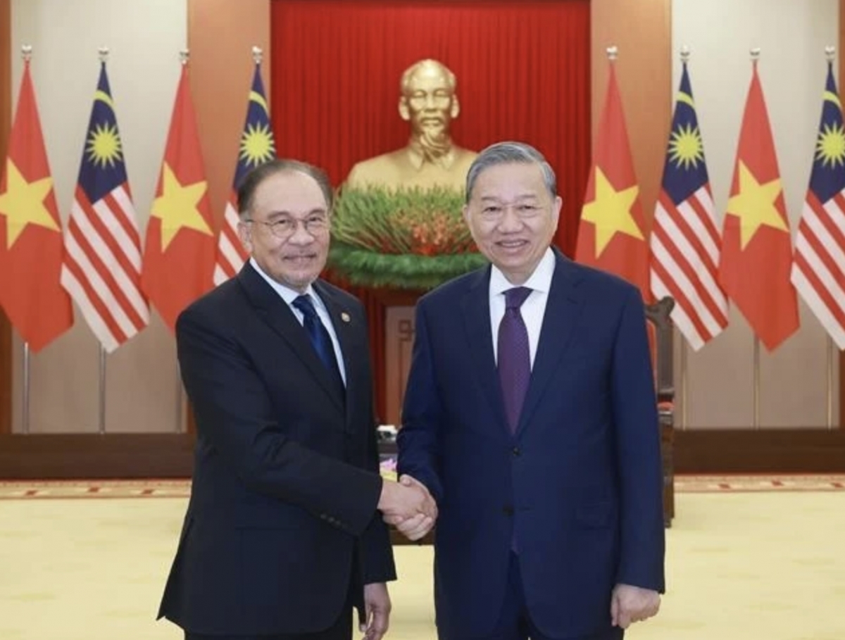 General Secretary of the Communist Party of Vietnam Central Committee To Lam (R) shakes hands with Malaysian Prime Minister Anwar Ibrahim. (Photo: VNA)