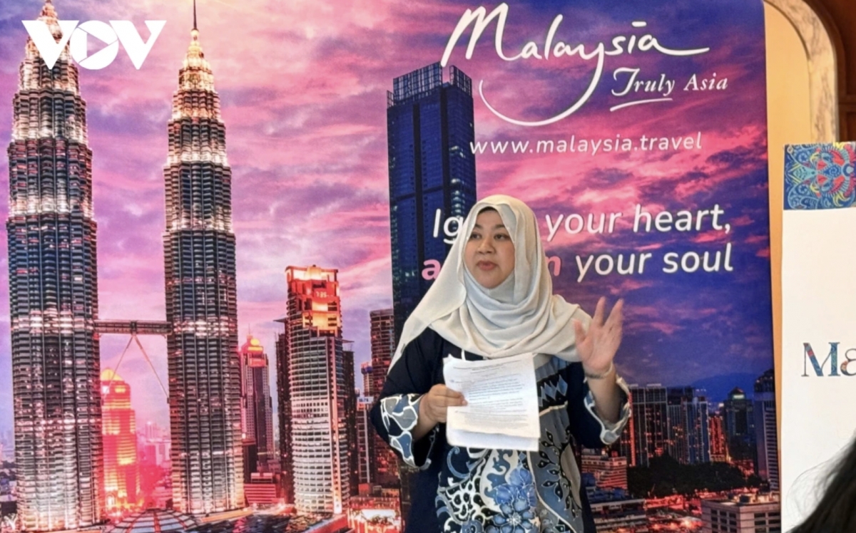 Amirah Nadiah Mazlan, new Director of the Malaysia Tourism Promotion Board of the Office in Ho Chi Minh City, adderesses the event