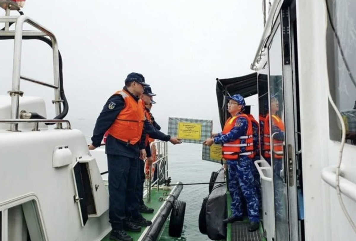 The Vietnam and China Coast Guards conduct a joint patrol in the Gulf of Tonkin. (Photo: VNA)