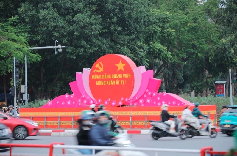 A street is decorated to mark the 95th founding anniversary of the Communist Party of Vietnam. (Photo: VNA)