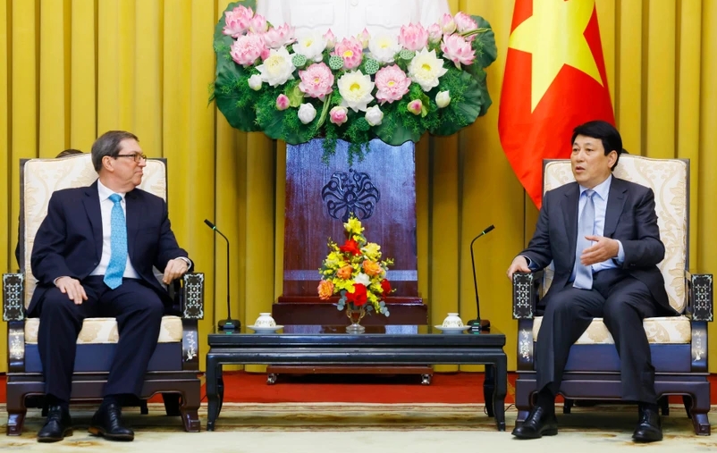 State President Luong Cuong (R) hosts a reception in Hanoi on February 19 for visiting Cuban Foreign Minister Bruno Rodríguez Parrilla. (Photo: VNA)