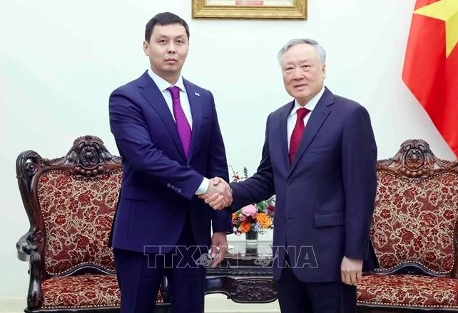 Permanent Deputy Prime Minister Nguyen Hoa Binh (right) meets with Chairman of Kazakhstan’s Anti-Corruption Agency Zhumagali Askhat. (Photo: VNA)