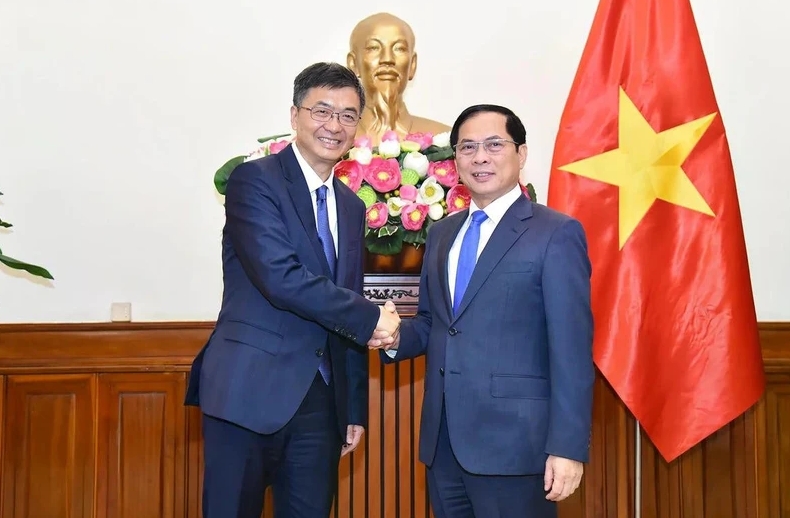 Deputy Prime Minister and Minister of Foreign Affairs Bui Thanh Son (R) and Chen Gang, Secretary of the Communist Party of China (CPC) Committee of the Guangxi Zhuang Autonomous Region. (Photo: VNA)