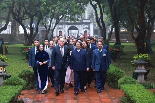 Prime Minister Pham Minh Chinh and his New Zealand counterpart Christopher Luxon visit Van Mieu-Quoc Tu Giam (Temple of Literature Complex) in Hanoi on February 27. (Photo: VNA)