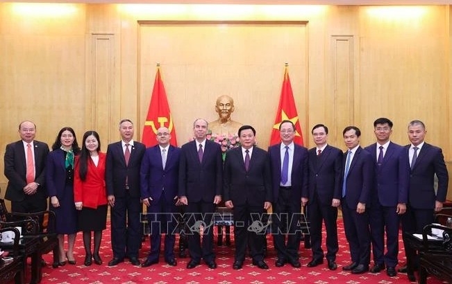 Ho Chi Minh National Academy of Politics (HCMA) President Nguyen Xuan Thang meets with the Ambassadors of Cuba and Canada to Vietnam in Hanoi on February 17. (Photo: VNA)