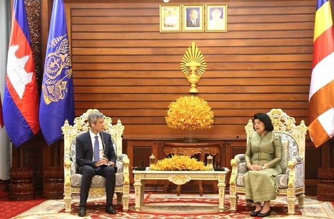 President of the Cambodian National Assembly Samdech Khuon Sudary (R) receives Vietnamese Ambassador to Cambodia Nguyen Minh Vu (Photo: VNA)