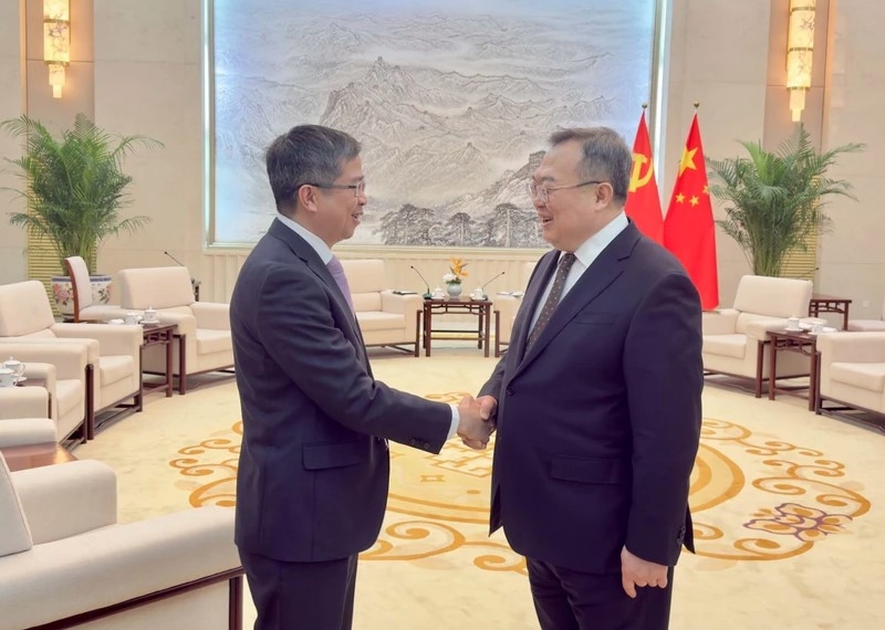 Vietnamese Ambassador to China Pham Thanh Binh (L) and Liu Jianchao, head of the International Department of the Communist Party of China Central Committee at their meeting in Beijing on February 18 (Photo: VNA)