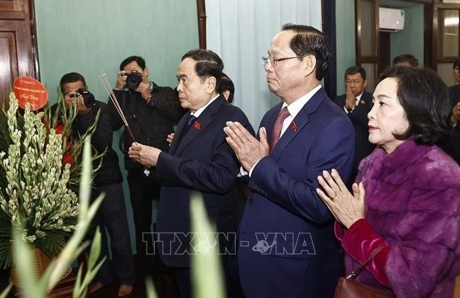 NA Chairman Tran Thanh Man (third from right) offers incense in commemoration of late President Ho Chi Minh at House 67 inside the Presidential Palace complex in Hanoi on February 3. (Photo: VNA)