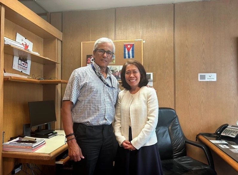 General Secretary of the Communist Party of Uruguay Juan Castillo (left) and Vietnamese Ambassador to Argentina and Uruguay. (Photo: VNA)