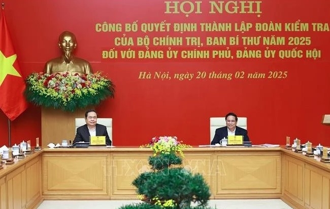 PM Pham Minh Chinh (R) and NA Chairman Tran Thanh Man co-chair the conference.(Photo: VNA)