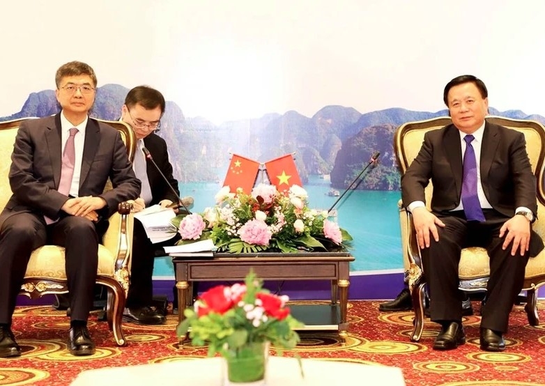 Politburo member, Chairman of the Central Theory Council and President of the Ho Chi Minh National Academy of Politics (HCMA) Nguyen Xuan Thang (R) hosts Chen Gang, member of the Central Committee of the Communist Party of China (CPC) and Secretary of the CPC Committee of China’s Guangxi Zhuang Autonomous Region (Photo: VNA)