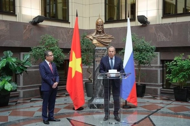 Russian Minister of Foreign Affairs Sergei Lavrov (R) speaks at the opening of the exhibition marking the 75th founding anniversary of diplomatic ties between Vietnam and Russia in Moscow on February 11. (Photo: VNA)