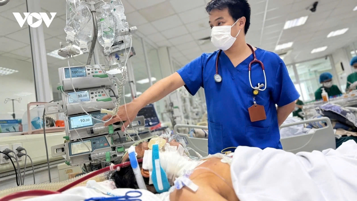 Caring for a flu patient with severe symptoms at the Intensive Care Center of the National Hospital for Tropical Diseases in Hanoi