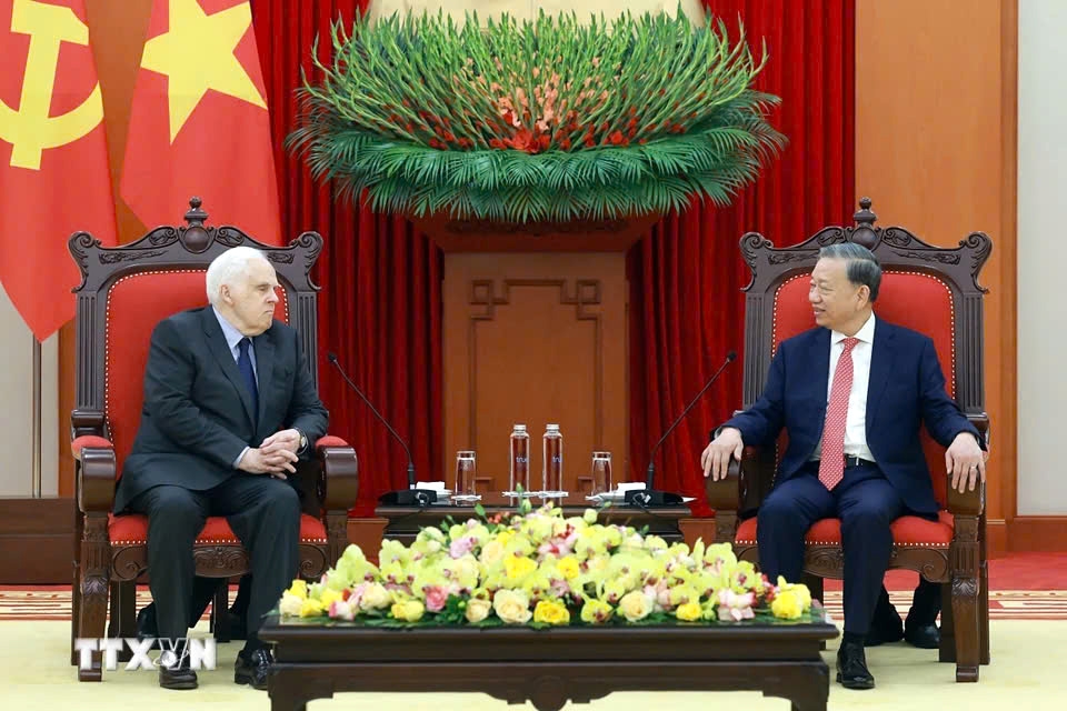 Vietnamese Party General Secretary To Lam (R) receives Frederick Smith, founder and executive chairman of the  board of directors of FedEx in Hanoi on February 25. (Photo: VNA)
