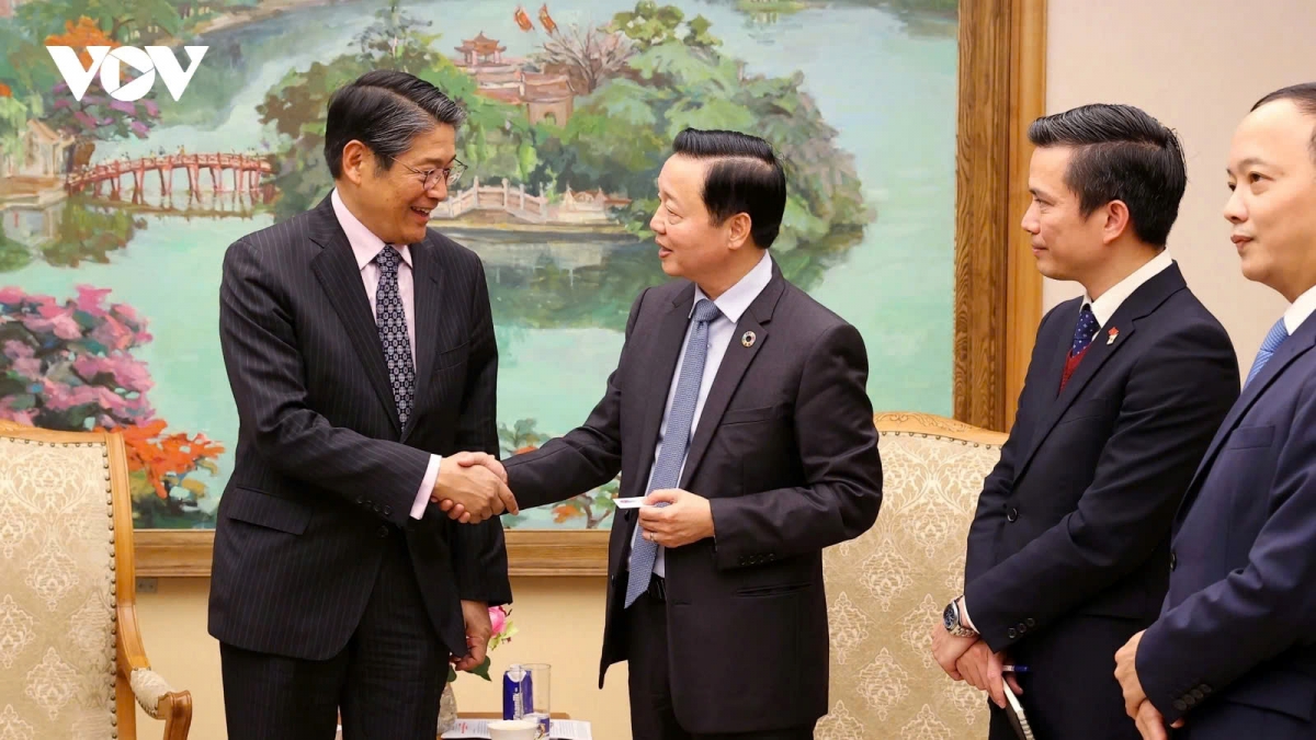 Deputy PM Tran Hong Ha (R) meets with Japanese Ambassador Ito Naoki in Hanoi on February 25.