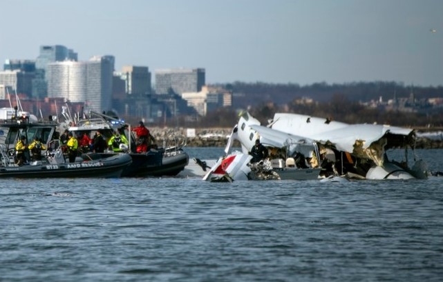 The two planes collide in mid-air and fall into the Potomac River (Photo: AP)